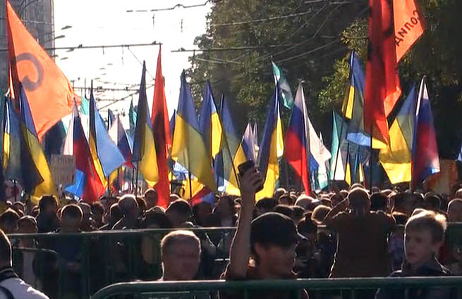 Полиция вытесняет сторонников Новороссии с марша либералов Полиция вытесняет сторонников Новороссии с марша либералов