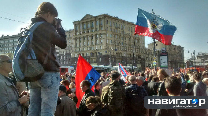 Полиция вытесняет сторонников Новороссии с марша либералов Полиция вытесняет сторонников Новороссии с марша либералов