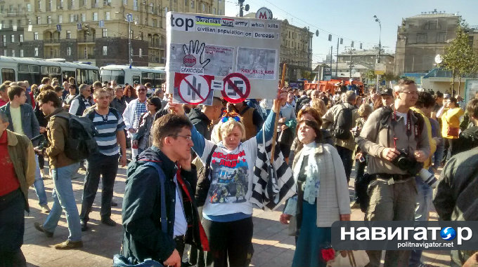Полиция вытесняет сторонников Новороссии с марша либералов Полиция вытесняет сторонников Новороссии с марша либералов