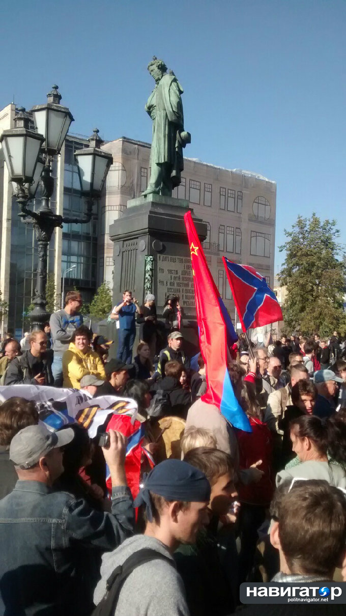 Полиция вытесняет сторонников Новороссии с марша либералов Полиция вытесняет сторонников Новороссии с марша либералов