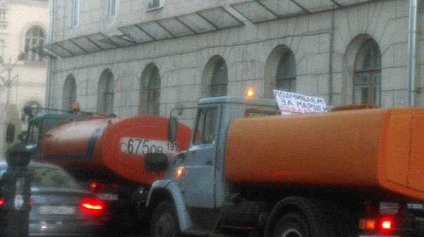 Участников "Марша мира" закидали помидорами, яйцами и ботинками Участников "Марша мира" закидали помидорами, яйцами и ботинками