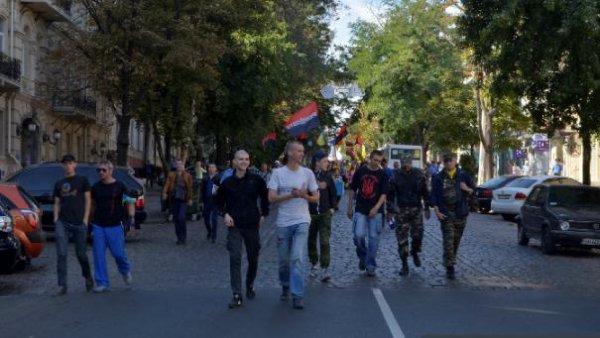 Одесский Евромайдан агитировал за «мир» с криками «смерть врагам» Одесский Евромайдан агитировал за «мир» с криками «смерть врагам»