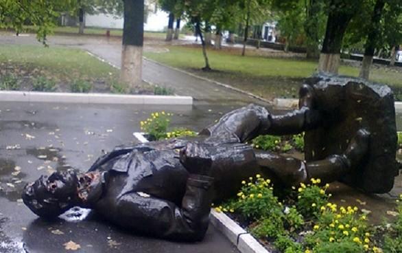 Неизвестные снесли памятник русскому революционеру Фёдору Сергееву, известному как Артём, в центре Харькова. Неизвестные снесли памятник русскому революционеру Фёдору Сергееву, известному как Артём, в центре Харькова.