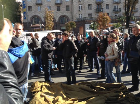 На Майдане активисты пытаются с боем установить первую палатку На Майдане активисты пытаются с боем установить первую палатку