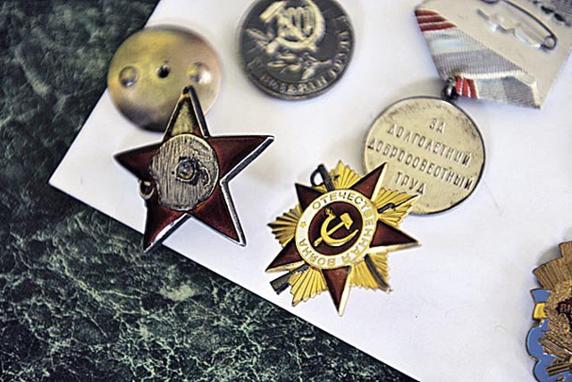 «Комсомолка» узнала имена фронтовиков, которых ограбили украинские солдаты «Комсомолка» узнала имена фронтовиков, которых ограбили украинские солдаты