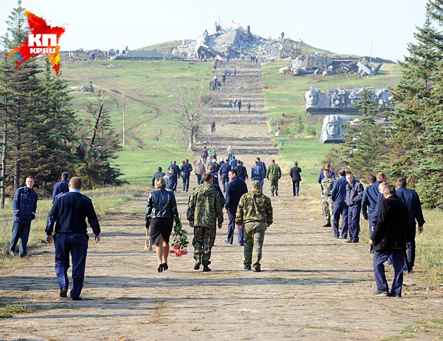 Погибших ополченцев и героев Великой Отечественной перезахоронили на Саур-Могиле