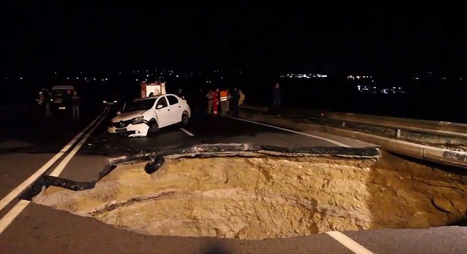 В Крыму «Жигули» упали в дорожную яму, — шестеро погибших (Фото, видео) В Крыму «Жигули» упали в дорожную яму, — шестеро погибших (Фото, видео)