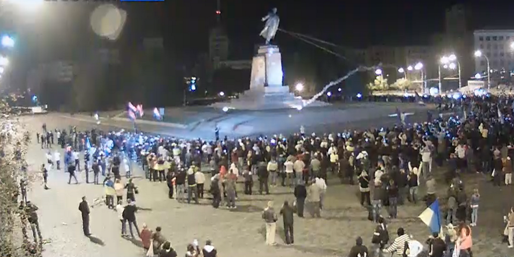 Фашиствующие укроподонки занимались вандализмом в Харькове у памятника Ленина Фашиствующие укроподонки занимались вандализмом в Харькове у памятника Ленина