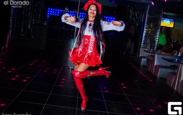 В Ивано-Франковске стриптизерши танцуют в вышиванках и с флагами Украины В Ивано-Франковске стриптизерши танцуют в вышиванках и с флагами Украины