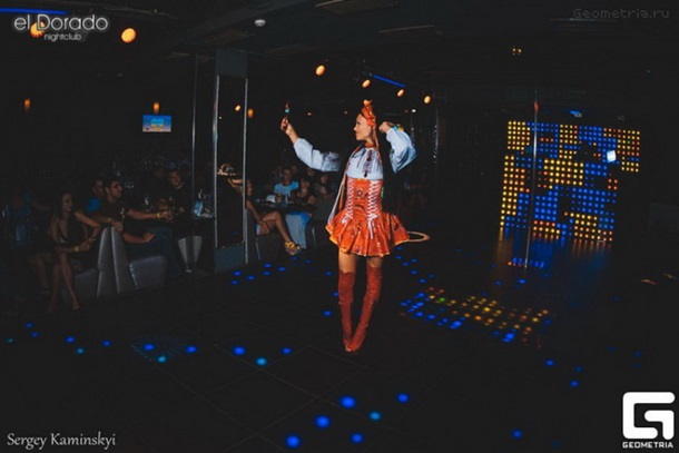 В Ивано-Франковске стриптизерши танцуют в вышиванках и с флагами Украины В Ивано-Франковске стриптизерши танцуют в вышиванках и с флагами Украины