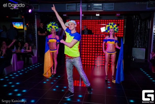 В Ивано-Франковске стриптизерши танцуют в вышиванках и с флагами Украины В Ивано-Франковске стриптизерши танцуют в вышиванках и с флагами Украины