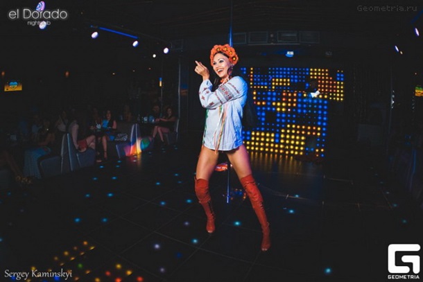 В Ивано-Франковске стриптизерши танцуют в вышиванках и с флагами Украины В Ивано-Франковске стриптизерши танцуют в вышиванках и с флагами Украины