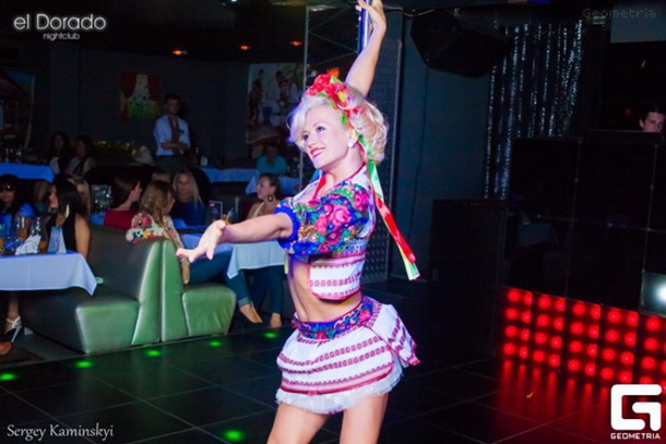 В Ивано-Франковске стриптизерши танцуют в вышиванках и с флагами Украины В Ивано-Франковске стриптизерши танцуют в вышиванках и с флагами Украины