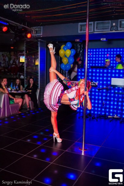 В Ивано-Франковске стриптизерши танцуют в вышиванках и с флагами Украины В Ивано-Франковске стриптизерши танцуют в вышиванках и с флагами Украины