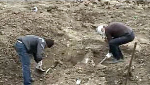 В ДНР ополченцы обнаружили массовое захоронение жертв житомирских десантников В ДНР ополченцы обнаружили массовое захоронение жертв житомирских десантников