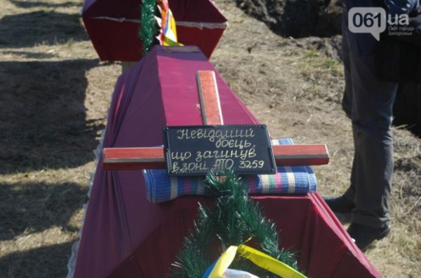 Могилы для укровских солдат под Днепропетровском Могилы для укровских солдат под Днепропетровском