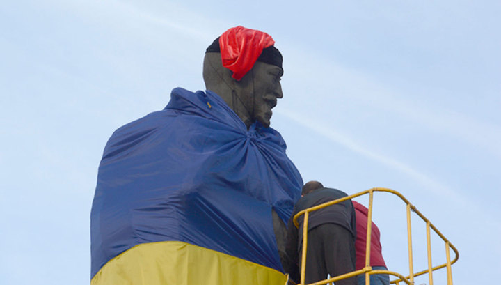 На памятник Железному Феликсу натянули красно-черную шапку На памятник Железному Феликсу натянули красно-черную шапку