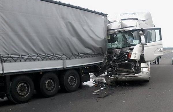 Гуманитарный конвой из Германии попал в крупное ДТП на территории Украины Гуманитарный конвой из Германии попал в крупное ДТП на территории Украины