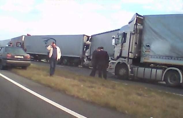 На Украине фуры немецкого гуманитарного конвоя попали в серьёзное ДТП На Украине фуры немецкого гуманитарного конвоя попали в серьёзное ДТП