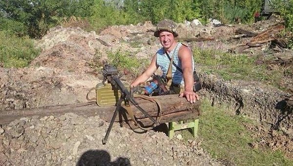 Пастор с автоматом в руках убивает жителей Донбасса Пастор с автоматом в руках убивает жителей Донбасса