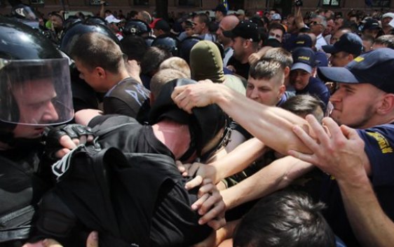 В Киеве началась драка между милицией и митингующими В Киеве началась драка между милицией и митингующими