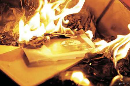 На Украине жгут русские книги На Украине жгут русские книги