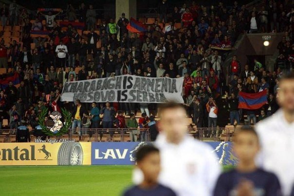 На матче Россия — Молдова фанаты подняли портреты лидеров Новороссии На матче Россия — Молдова фанаты подняли портреты лидеров Новороссии