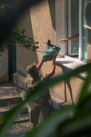 Украинские военные обчищают квартиру в Краматорске. Фотографии были сделаны незаметно... Украинские военные обчищают квартиру в Краматорске. Фотографии были сделаны незаметно...