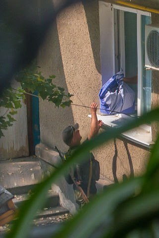 Украинские военные обчищают квартиру в Краматорске. Фотографии были сделаны незаметно... Украинские военные обчищают квартиру в Краматорске. Фотографии были сделаны незаметно...