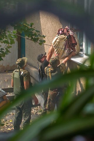 Украинские военные обчищают квартиру в Краматорске. Фотографии были сделаны незаметно... Украинские военные обчищают квартиру в Краматорске. Фотографии были сделаны незаметно...