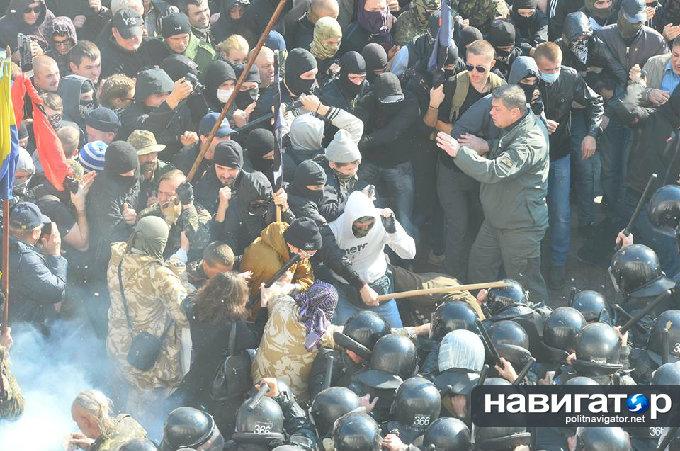 В Киеве Верховную Раду националисты забрасывают «коктейлями Молотова» В Киеве Верховную Раду националисты забрасывают «коктейлями Молотова»