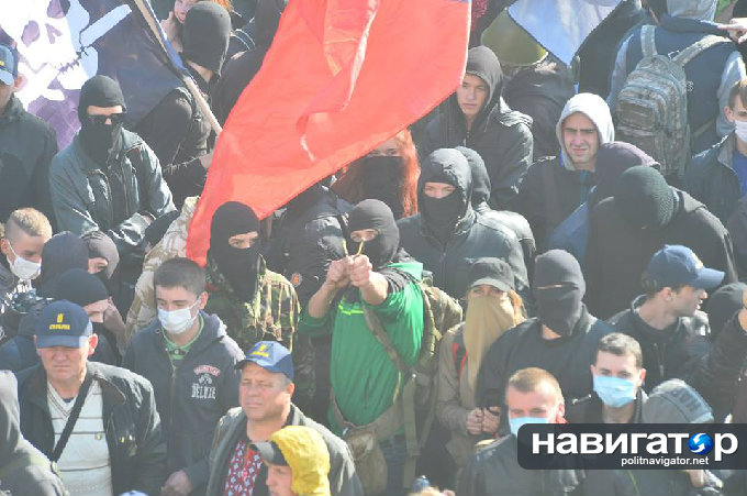 В Киеве Верховную Раду националисты забрасывают «коктейлями Молотова» В Киеве Верховную Раду националисты забрасывают «коктейлями Молотова»