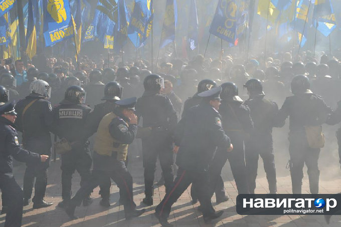 В Киеве Верховную Раду националисты забрасывают «коктейлями Молотова» В Киеве Верховную Раду националисты забрасывают «коктейлями Молотова»