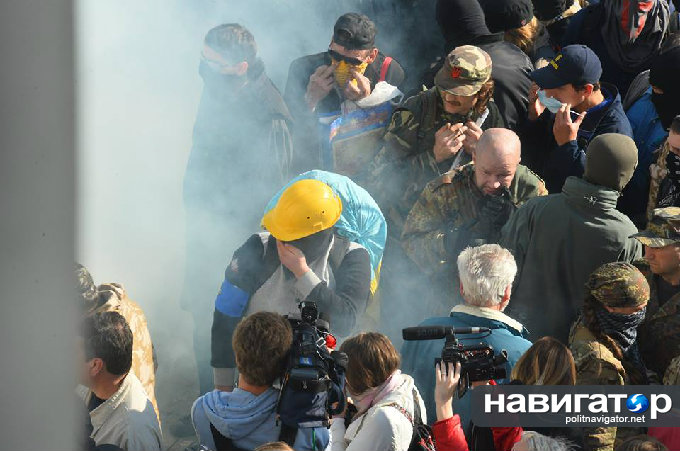 В Киеве Верховную Раду националисты забрасывают «коктейлями Молотова» В Киеве Верховную Раду националисты забрасывают «коктейлями Молотова»