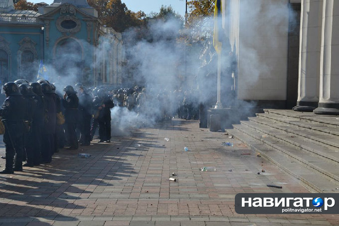 В Киеве Верховную Раду националисты забрасывают «коктейлями Молотова» В Киеве Верховную Раду националисты забрасывают «коктейлями Молотова»