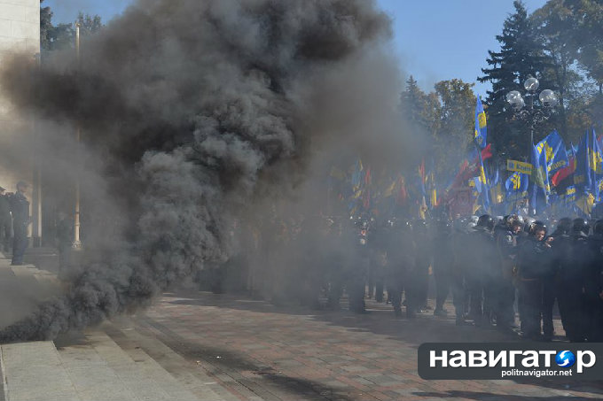 В Киеве Верховную Раду националисты забрасывают «коктейлями Молотова» В Киеве Верховную Раду националисты забрасывают «коктейлями Молотова»