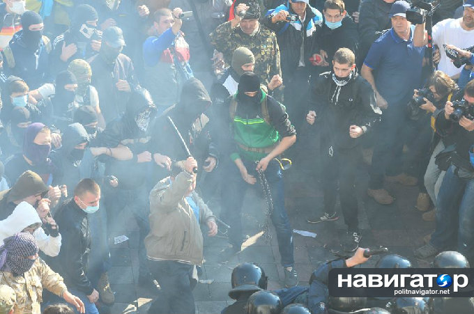 В Киеве Верховную Раду националисты забрасывают «коктейлями Молотова» В Киеве Верховную Раду националисты забрасывают «коктейлями Молотова»