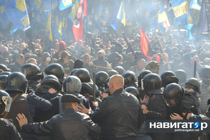 В Киеве Верховную Раду националисты забрасывают «коктейлями Молотова» В Киеве Верховную Раду националисты забрасывают «коктейлями Молотова»