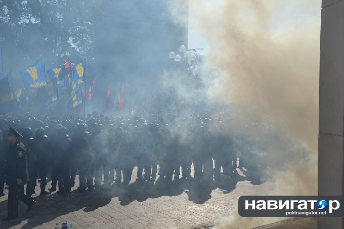 В Киеве Верховную Раду националисты забрасывают «коктейлями Молотова» В Киеве Верховную Раду националисты забрасывают «коктейлями Молотова»