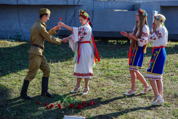 В день освобождения Запорожья власти инсценировали сцены изнасилования украинок советскими солдатами В день освобождения Запорожья власти инсценировали сцены изнасилования украинок советскими солдатами