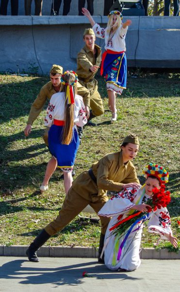 В день освобождения Запорожья власти инсценировали сцены изнасилования украинок советскими солдатами В день освобождения Запорожья власти инсценировали сцены изнасилования украинок советскими солдатами