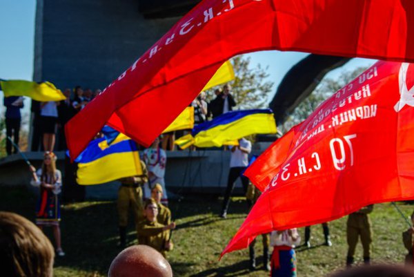 В день освобождения Запорожья власти инсценировали сцены изнасилования украинок советскими солдатами В день освобождения Запорожья власти инсценировали сцены изнасилования украинок советскими солдатами