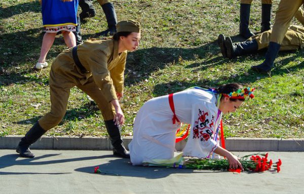 В день освобождения Запорожья власти инсценировали сцены изнасилования украинок советскими солдатами В день освобождения Запорожья власти инсценировали сцены изнасилования украинок советскими солдатами