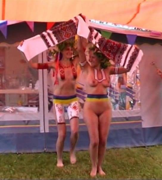 "Культурные" будни Уркаины: С голой жопой, но в вышиванке (18+) "Культурные" будни Уркаины: С голой жопой, но в вышиванке (18+)