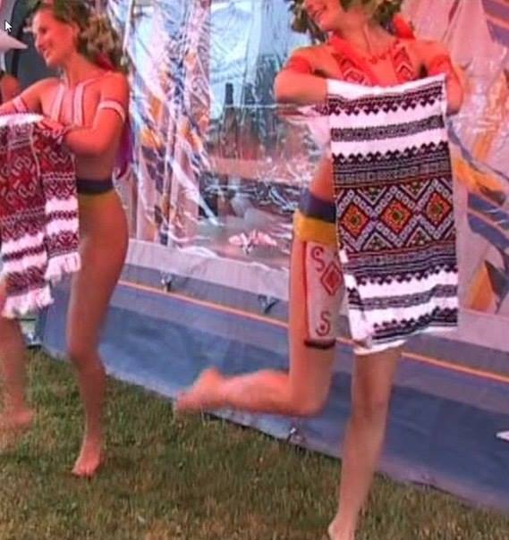 "Культурные" будни Уркаины: С голой жопой, но в вышиванке (18+) "Культурные" будни Уркаины: С голой жопой, но в вышиванке (18+)