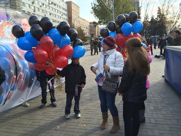 В Донецке готовятся к торжествам в честь флага ДНР В Донецке готовятся к торжествам в честь флага ДНР
