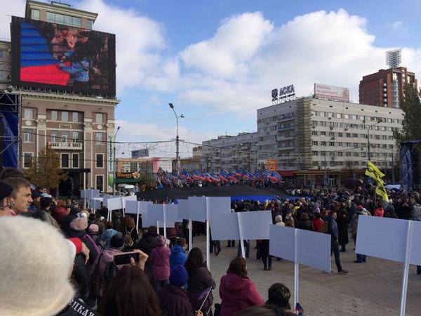 В Донецке готовятся к торжествам в честь флага ДНР В Донецке готовятся к торжествам в честь флага ДНР