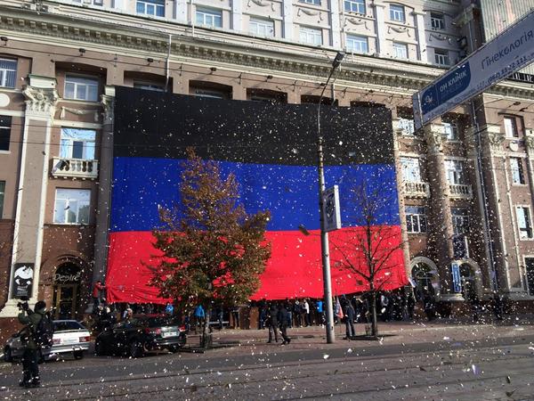 В Донецке готовятся к торжествам в честь флага ДНР В Донецке готовятся к торжествам в честь флага ДНР