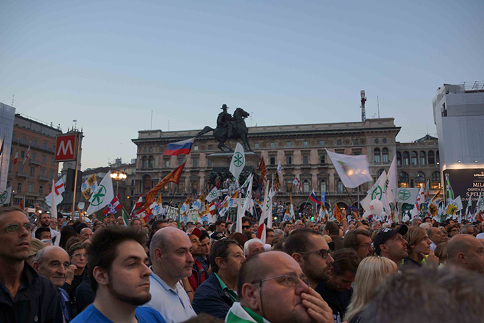 Жители Милана поддержали Россию и Донбасс. (Фоторепортаж) Жители Милана поддержали Россию и Донбасс. (Фоторепортаж)