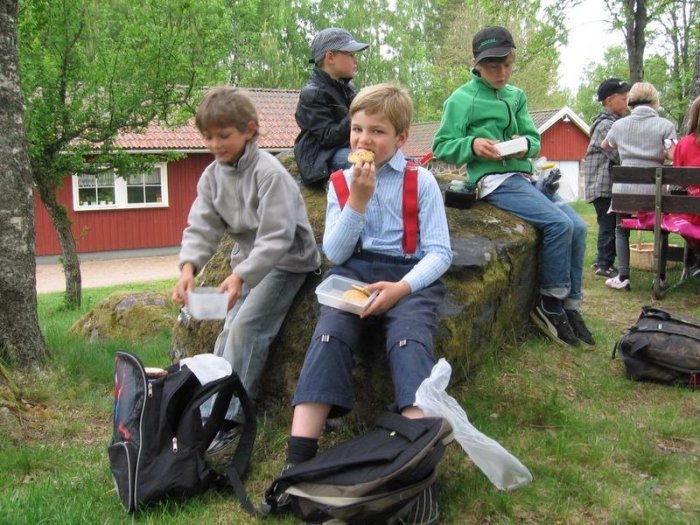 Русскоязычной девочке могут сказать: а ты, как Анна Каренина, бросься под поезд Русскоязычной девочке могут сказать: а ты, как Анна Каренина, бросься под поезд